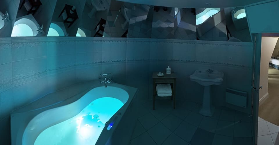 Castle 36 people | Deep soaking bathtub