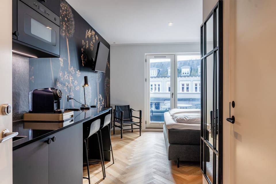 Business Studio | 1 bedroom, premium bedding, pillowtop beds, desk