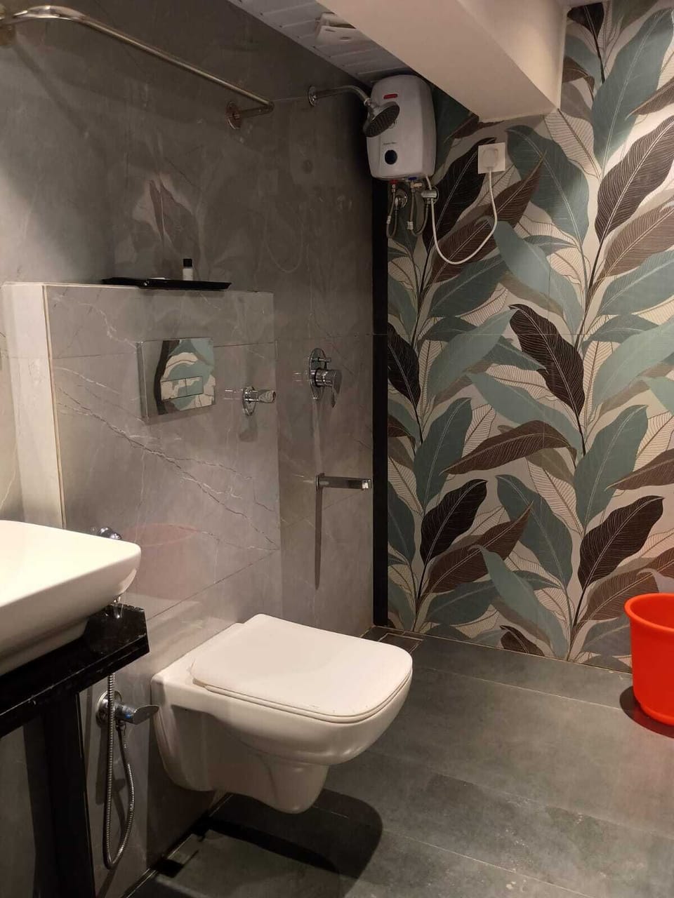 Deluxe Double or Twin Room, Balcony, City View | Bathroom | Shower, free toiletries, hair dryer, towels