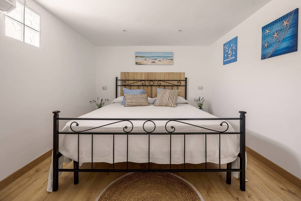 Triple Room | Minibar, WiFi (free), bed sheets