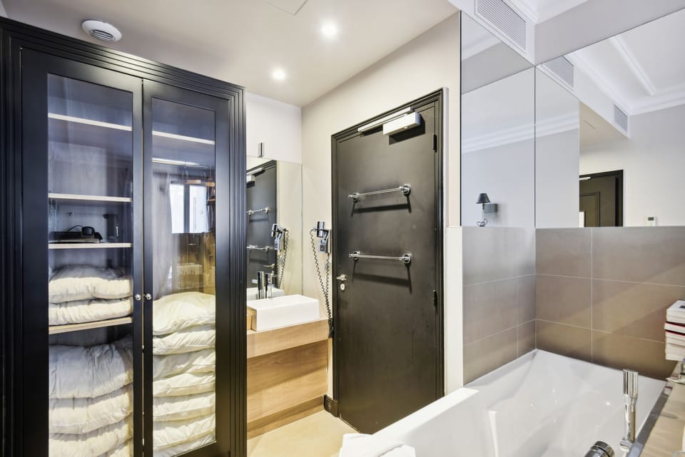 Classic Room | Bathroom | Hair dryer, towels