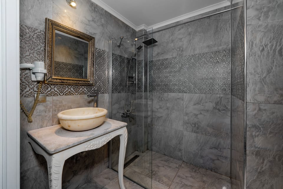 Deluxe Double or Twin Room, Garden View | Bathroom | Shower, free toiletries, hair dryer, slippers