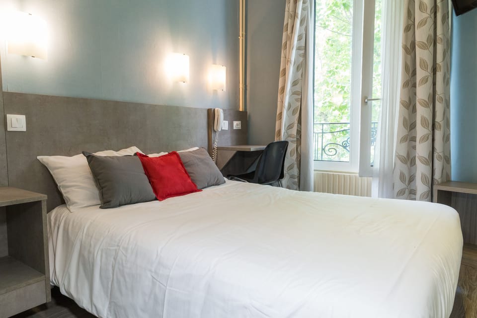 Single Room | Pillowtop beds, in-room safe, desk, blackout drapes