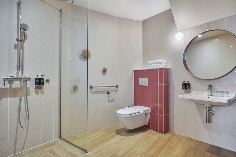 Classic Triple Room | Bathroom | Hair dryer, towels, soap, shampoo