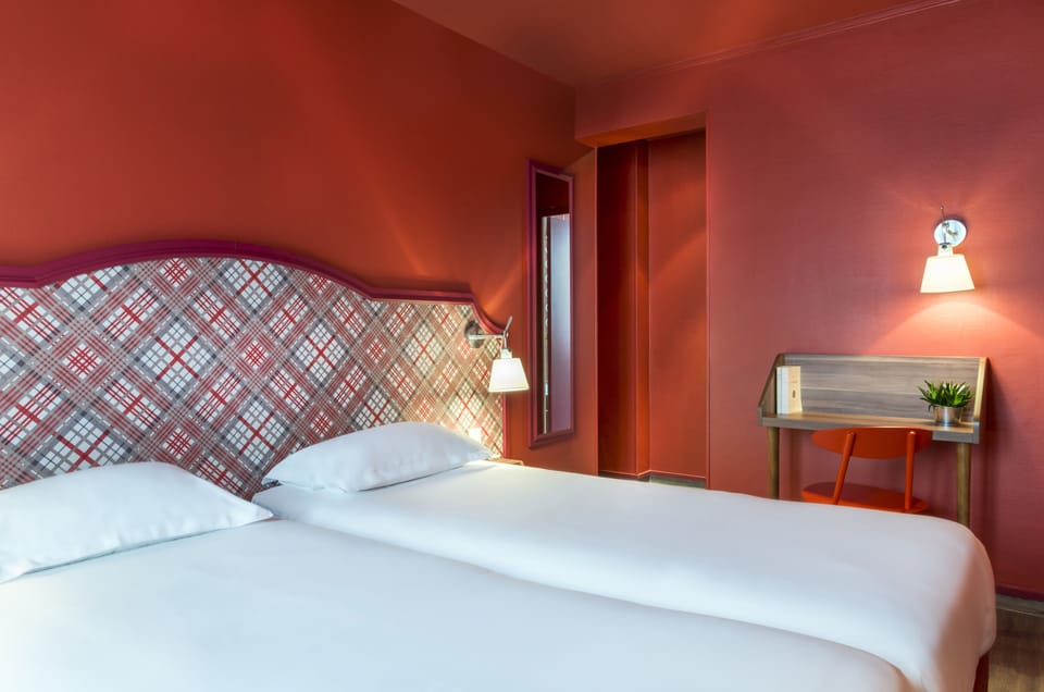 Classic Room | In-room safe, desk, blackout drapes, iron/ironing board