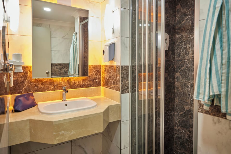 Superior Suite | Bathroom | Shower, eco-friendly toiletries, hair dryer, slippers
