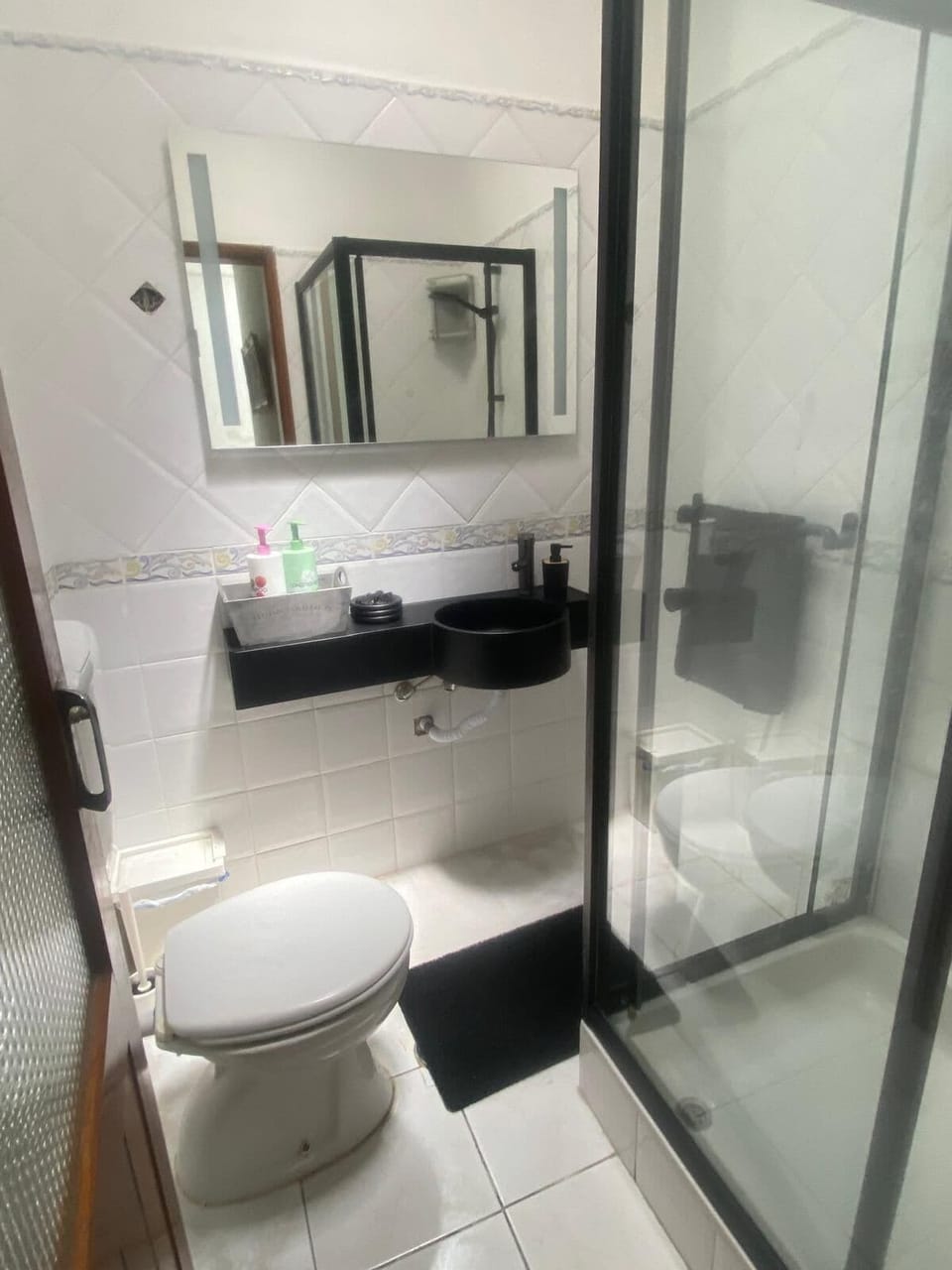 Classic Double Room | Bathroom | Shower, free toiletries, hair dryer, towels