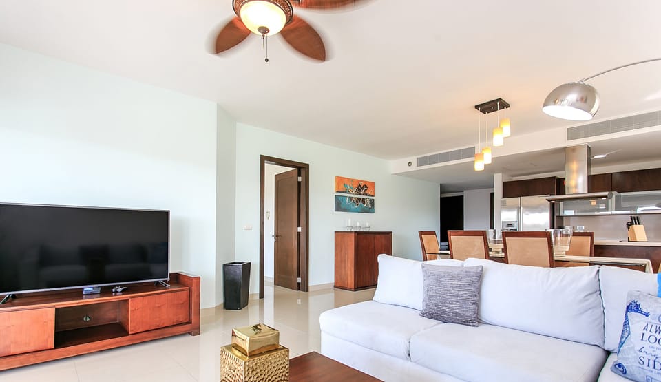 Deluxe Condo, 2 Bedrooms, Non Smoking, Jetted Tub | Living area | 32-inch Smart TV with cable channels, TV