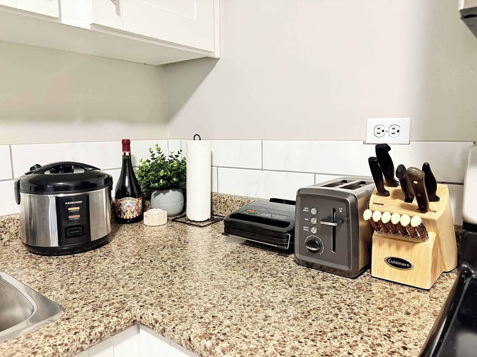 City Condo, Kitchen, Courtyard View | Private kitchen | Espresso maker, coffee/tea maker, electric kettle, toaster