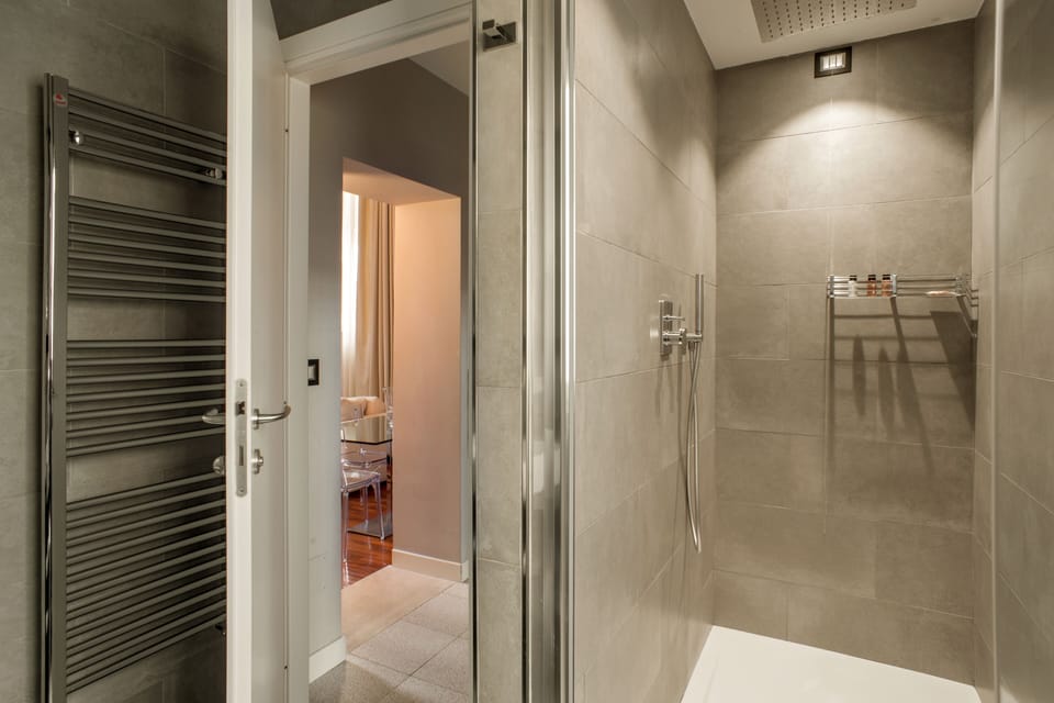 Studio, Annex Building (su 2 livelli, Via Frattina 17) | Bathroom | Shower, free toiletries, bathrobes, towels