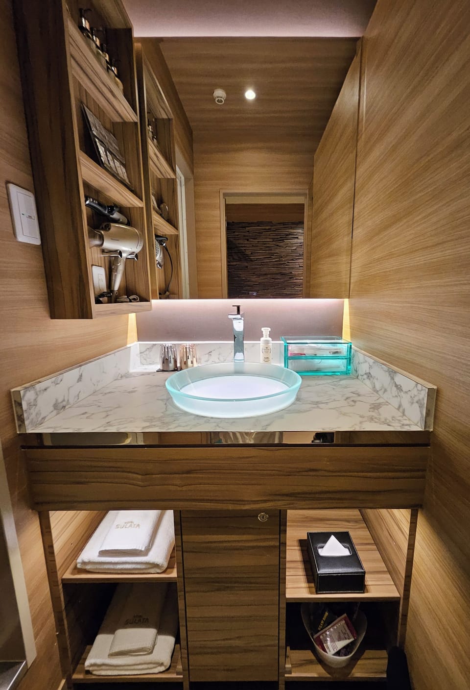 Deluxe Double Room, 1 King Bed, Smoking | Bathroom | Separate tub and shower, free toiletries, hair dryer, slippers