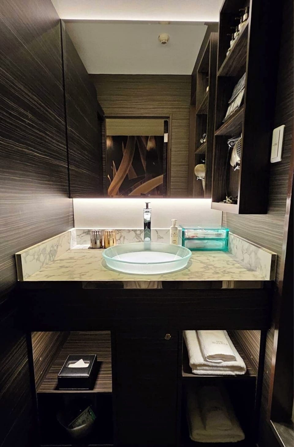 Deluxe Double Room | Bathroom | Separate tub and shower, free toiletries, hair dryer, slippers