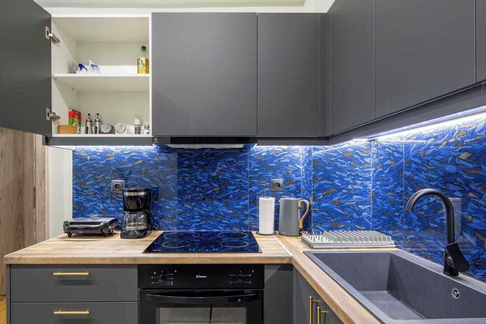 Apartment, 2 Bedrooms, Kitchen, City View | Private kitchen | Full-size fridge, oven, stovetop, coffee/tea maker