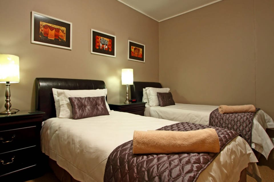 Deluxe Apartment, Mountain View | 2 bedrooms, iron/ironing board, free WiFi