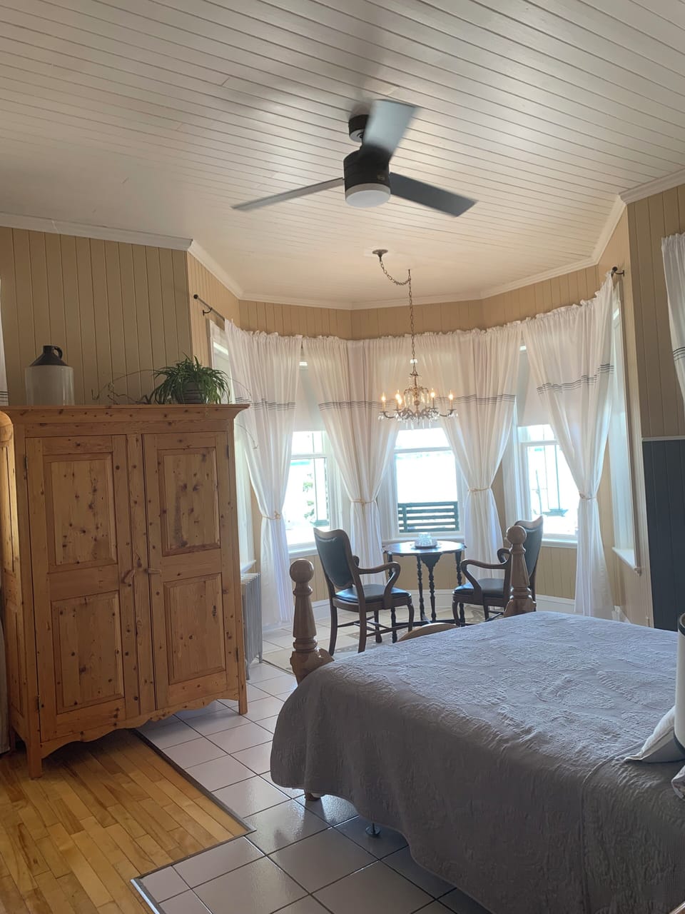 Classic Room, 1 Queen Bed (La Tour) | Iron/ironing board, free WiFi, bed sheets
