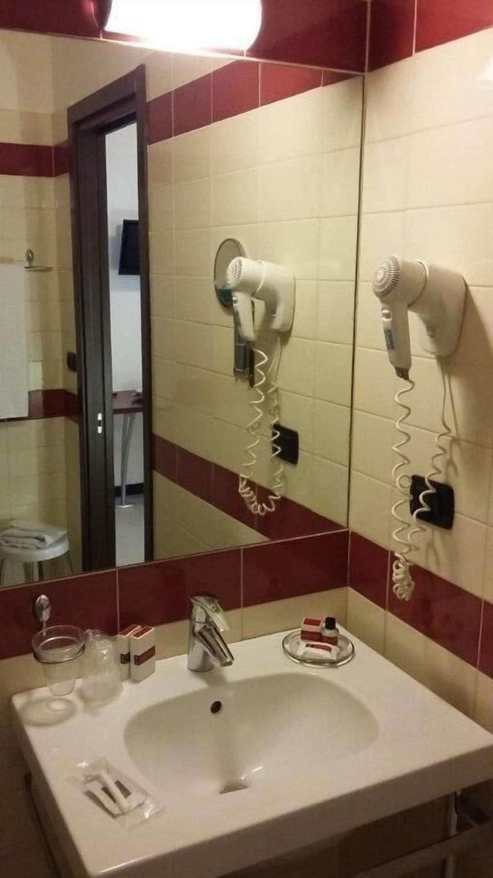 Basic Double Room | Bathroom | Shower, hair dryer, bidet, towels