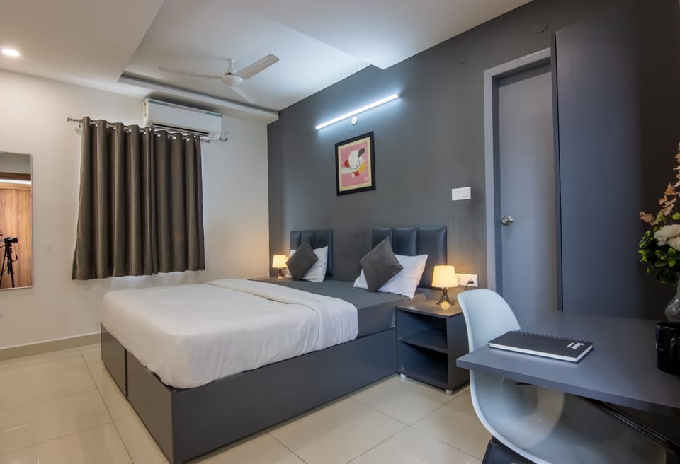 Studio, City View | In-room safe, desk, laptop workspace, blackout drapes