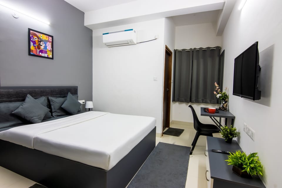 Studio, City View | In-room safe, desk, laptop workspace, blackout drapes