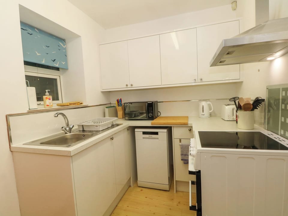 Dishwasher, cookware/dishes/utensils