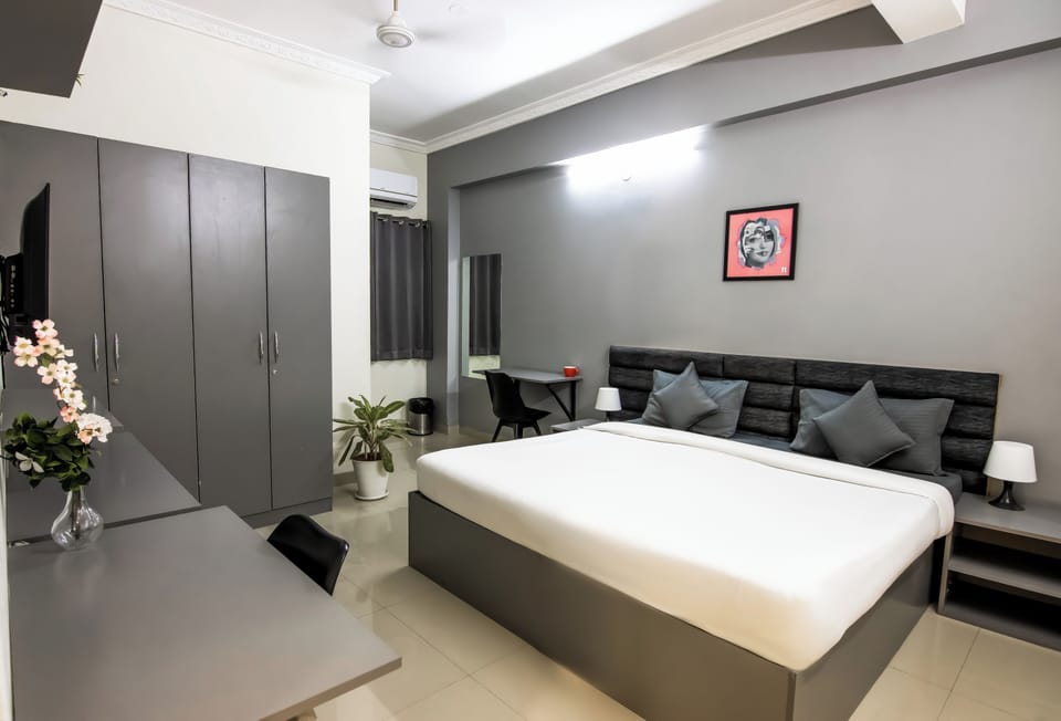 Studio, City View | In-room safe, desk, laptop workspace, blackout drapes