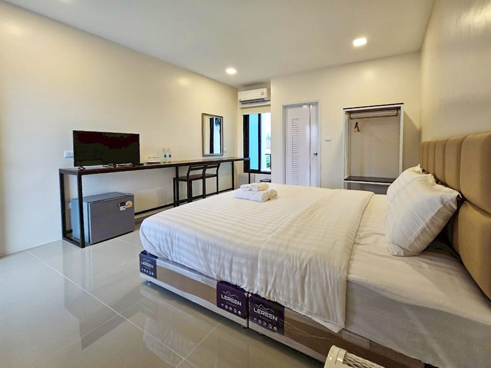 Double Room | Desk, bed sheets