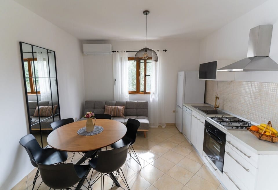 Family House, 6 Bedrooms, Sea View | Living area | 40-inch plasma TV with cable channels
