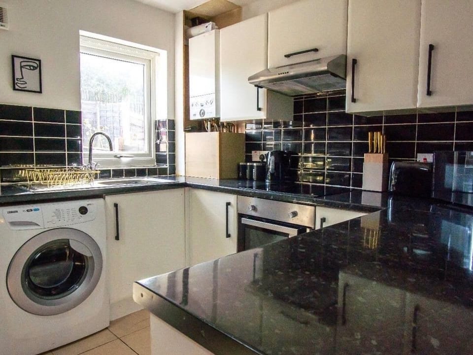 House | Private kitchen | Fridge, microwave, oven, stovetop