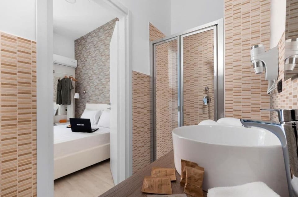 Balcone Blu | Bathroom | Shower, hair dryer, bidet, towels