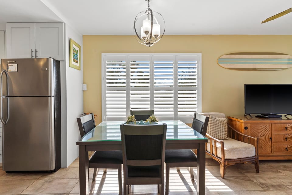 Condo, 2 Bedrooms | Dining