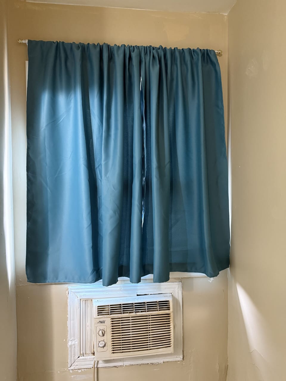 Room, 1 Queen Bed, Non Smoking | Individually decorated, individually furnished, desk, laptop workspace