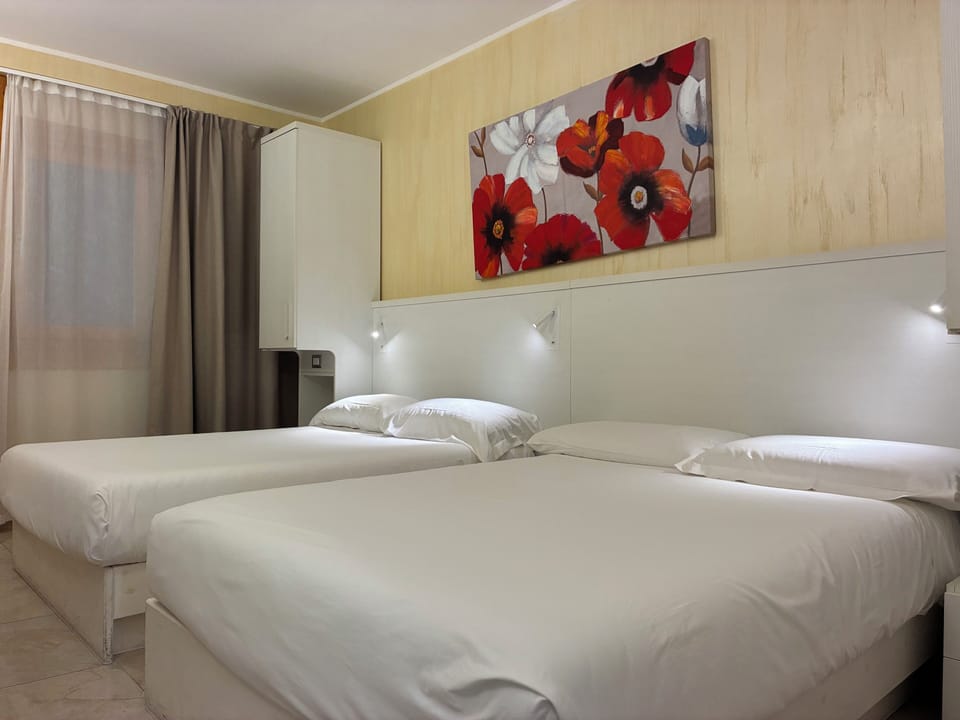 Deluxe Quadruple Room | Desk, soundproofing, free WiFi