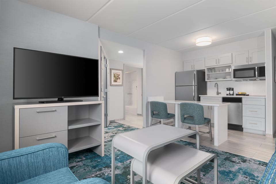 Deluxe Suite, 1 King Bed with Sofa bed, Kitchen | Private kitchen | Full-size fridge, microwave, stovetop, coffee/tea maker