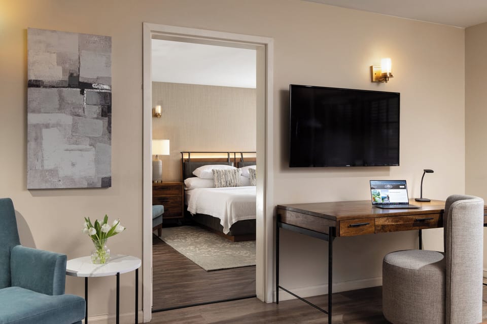 Executive Suite, 1 King Bed with Sofa bed, Annex Building | Individually decorated, desk, iron/ironing board, free cribs/infant beds