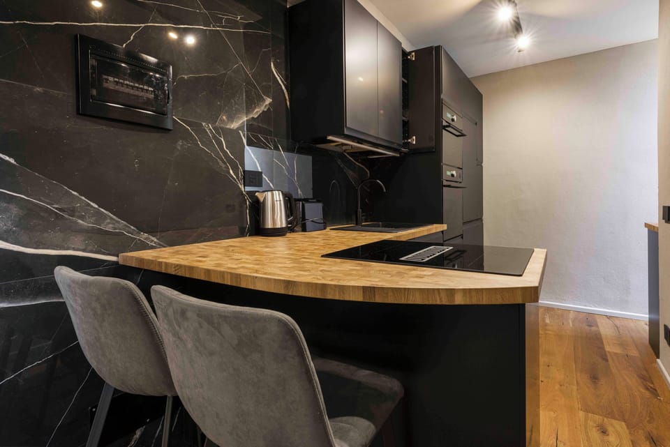 Superior Apartment | Private kitchen | Fridge, stovetop, cookware/dishes/utensils