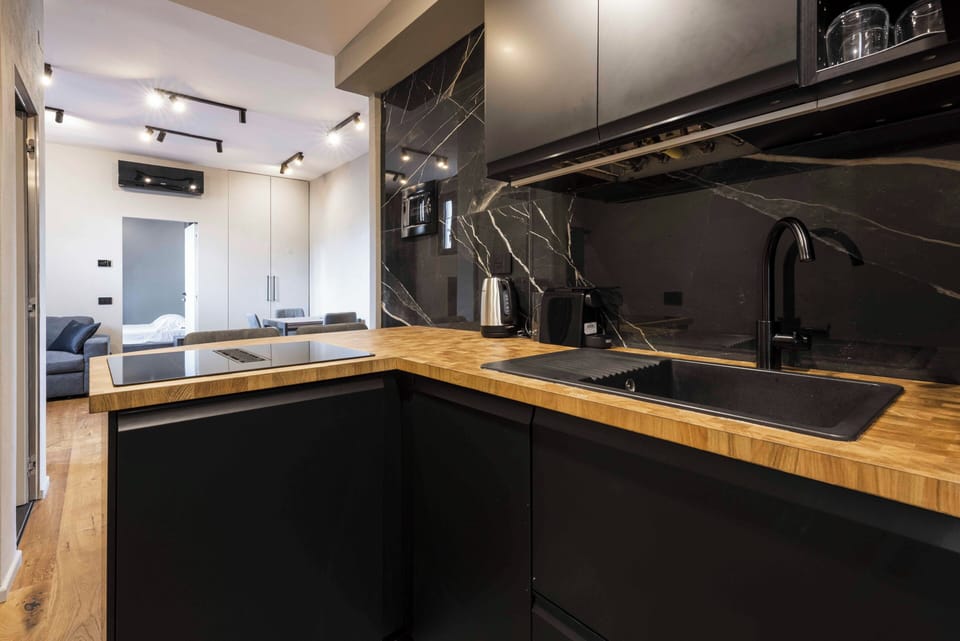 Superior Apartment | Private kitchen | Fridge, stovetop, cookware/dishes/utensils