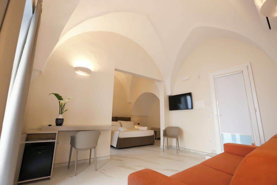 Deluxe Double Room | In-room safe, desk, soundproofing, free WiFi