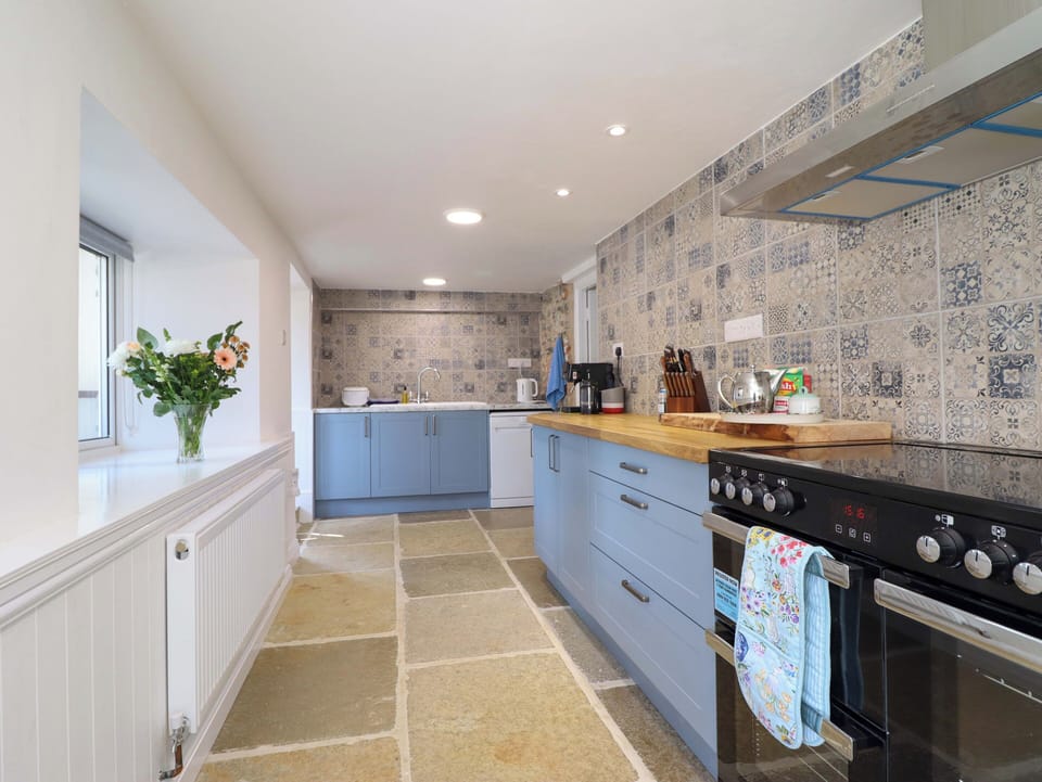 Cottage | Private kitchen | Dishwasher, cookware/dishes/utensils