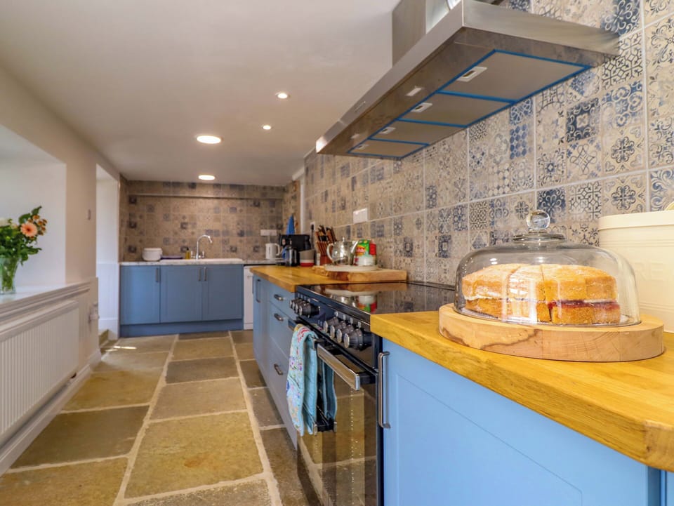 Cottage | Private kitchen | Dishwasher, cookware/dishes/utensils