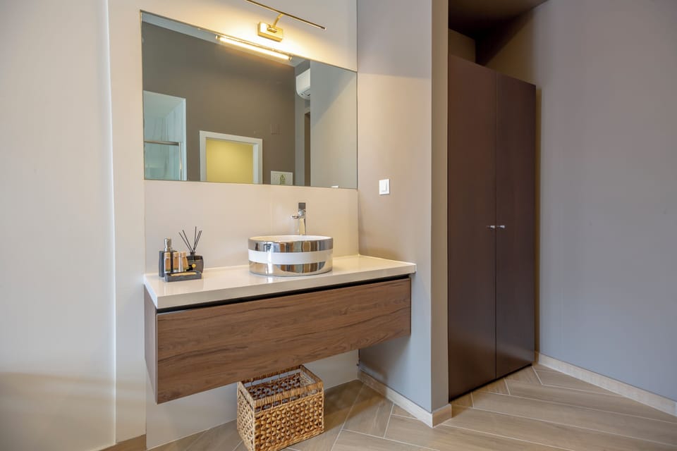 7 - Twin Room, City View | Bathroom | Eco-friendly toiletries, hair dryer, bathrobes, slippers