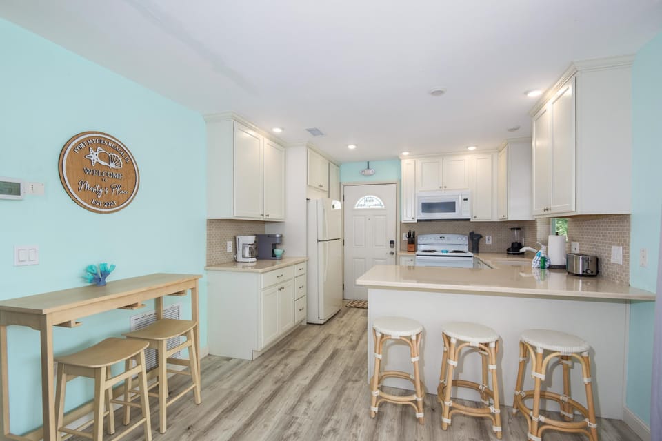 House, Multiple Beds (Monty's Place) | Private kitchen | Oven