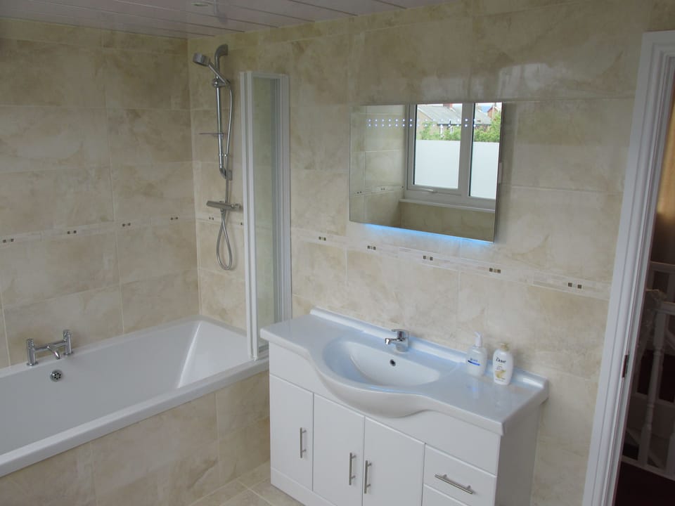 Superior Suite | Bathroom | Free toiletries, hair dryer, towels