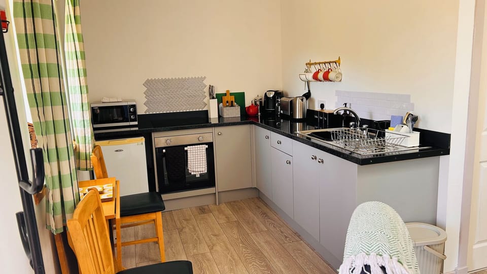 Cottage | Private kitchen | Fridge, microwave, toaster, cookware/dishes/utensils