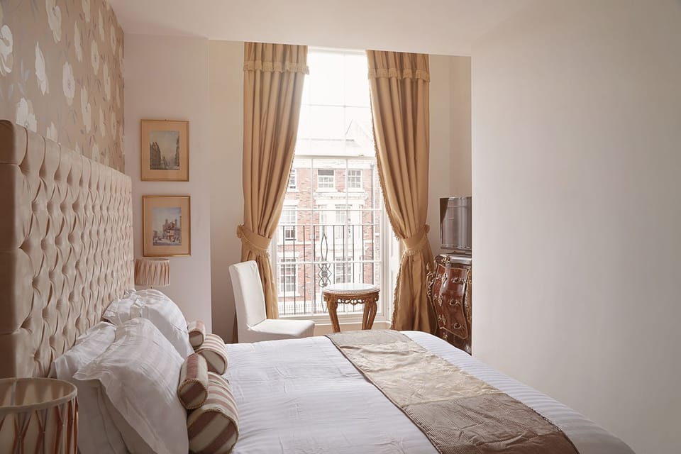 Minibar, free WiFi, bed sheets