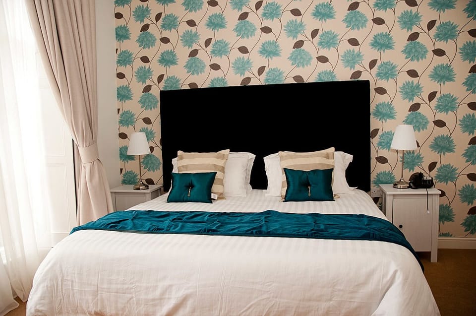 Minibar, free WiFi, bed sheets