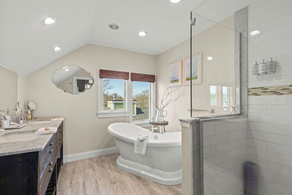 Deluxe Room, 1 King Bed (Deluxe Bath) | Bathroom | Combined shower/tub, free toiletries, hair dryer, bathrobes