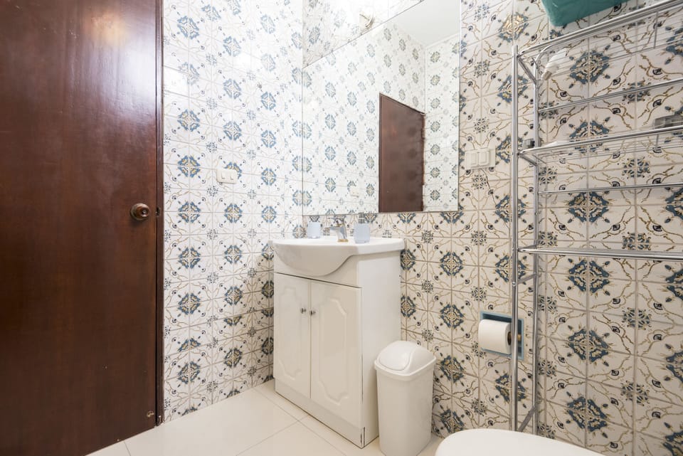 Classic Double Room | Bathroom | Shower, free toiletries, hair dryer, towels