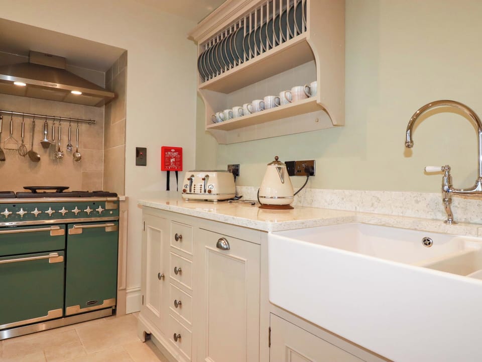 Cottage | Private kitchen | Cookware/dishes/utensils