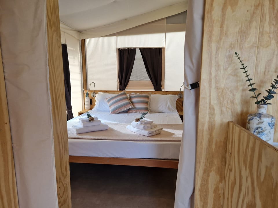 Luxury Tent | Desk, laptop workspace, free WiFi