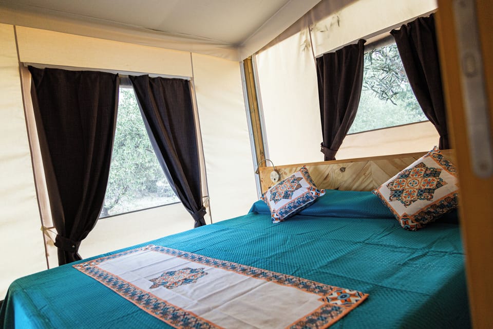 Luxury Tent | Desk, laptop workspace, free WiFi