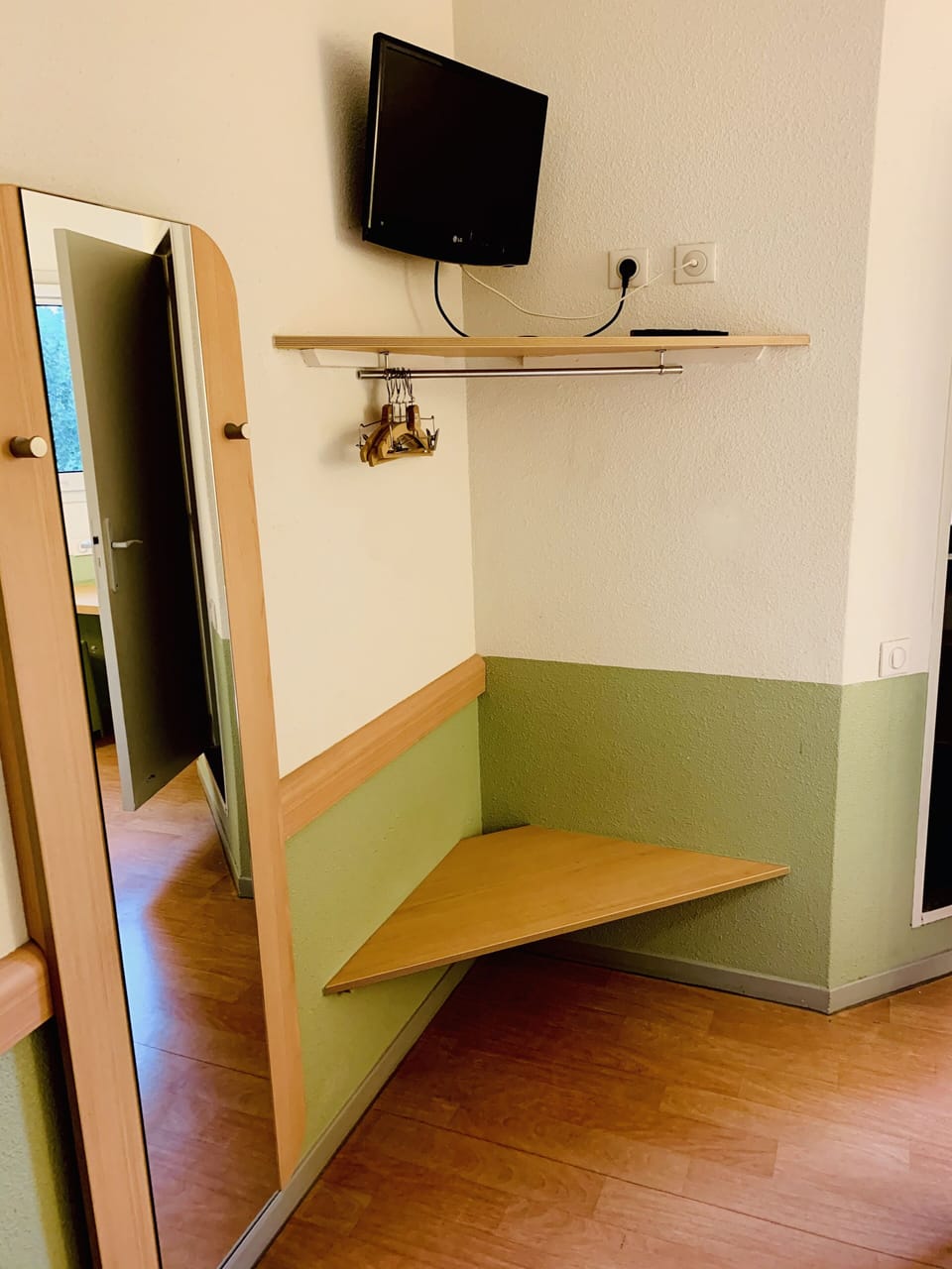 Basic Twin Room | Desk, free cribs/infant beds, free WiFi, bed sheets